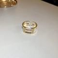 Detalle macro del anillo chapado en oro en forma de H con cristales y esmalte blanco - Anillo 48#-oro..