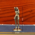 Vintage-Messing-Miniaturfigur einer Frau für Schreibtischdeko, Höhe 7cm, Breite 2,7cm - Moderne Minirock-Pose (7 cm)