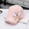 Casquette rose avec paillettes papillon étincelantes, perles et anneaux sur la visière - Réglable / Style de Tissu Papillon Rose avec Anneaux