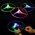 Tre dischi volanti a LED in rosso verde e blu con funzione a corda per bambini - UFO con Cordicella Luminoso (Colore Casuale)