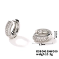 Dettaglio macro di orecchini a cerchio in argento con zirconi e specifiche tecniche - Argento (KSE00169WG00)