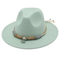 Dettaglio del cappello fedora verde menta con ciondolo a stella e fascia in corda intrecciata - Verde Menta