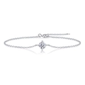 Bracciale minimalista in argento con moissanite a taglio rotondo su sfondo bianco - Stile Moissanite da 0,5 ct