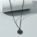 Collana da uomo con pendente a bussola in acciaio inossidabile su espositore - Nero