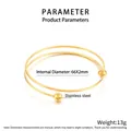 Detalle de brazalete de acero inoxidable dorado de doble capa con cuentas esféricas - Dorado