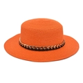 Détail du chapeau de paille orange à bord large avec chaîne dorée et haut plat - M (56-58cm) / Orange