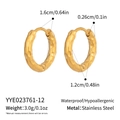 Foto macro de pendientes de aro de acero chapado en oro 18K con diámetro de 1,6 cm - Estilo 1.6cm (YYE023761-12)