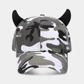 Detailansicht der Camouflage-Baseballkappe mit 3D-Teufelshörnern und hochwertigem Baumwoll-Twill - Grau Camouflage