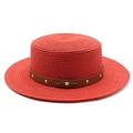 Détail de la calotte du chapeau de paille rouge avec ruban en cuir et rivets en métal - M (56-58cm) / Rouge