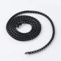 Collier chaîne box en acier inoxydable noir 3,0 mm avec fermoir mousqueton sur fond blanc - Chaîne Vénitienne Noire 3.0*60cm