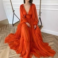 Detail eines eleganten orangefarbenen Maxikleides mit V-Ausschnitt, Puffärmeln und Faltenrock - S (US 2) / Orange