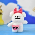 Gros plan d'un petit chien en peluche blanc avec nœud rose et sac à bandoulière en cœur - Chiot Souriant (Nœud Papillon Rouge) / 12cm