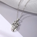 Makroaufnahme der silbernen anatomischen Herz-Halskette mit feiner Kette für Gothic-Stil - Silberne Herzkette