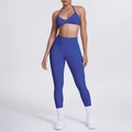 Vista frontale del set yoga blu scuro con reggiseno sportivo allacciato al collo e legging - Blu indaco