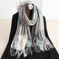 Détail d'une écharpe douce à carreaux avec franges en tons vert, marron et gris - Carreaux Marron/Gris/Blanc/Vert