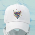 Dettaglio della stampa a cuore con farfalle multicolori su un cappello bianco da baseball - Bianco