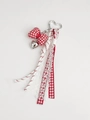 Detail van rood-witte ruitjes strik sleutelhanger met hart en diverse linten - Rode Kant Ornament