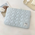 Detailopname van de lichtblauwe gewatteerde wolkentextuur op een 13-inch laptoptas - 11" / Lichtblauw