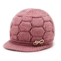 Brede wintermuts voor dames met warme fleecevoering en gouden strik detail - Roze