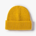 Gelbe Strickmütze für Damen und Herren mit Rippmuster und Umschlag für den Winter - Ingwergelb