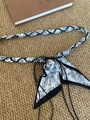 Dettaglio della cintura bohémien con sciarpa in seta paisley, perline di legno e cuoio - Bianco (Stampa in Bianco e Nero)