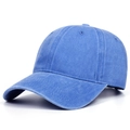 Detalle macro de la textura de algodón azul lavado en una gorra de béisbol vintage - Ajustable / Azul