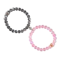 Détail des bracelets magnétiques pour couple avec perles grises et roses et breloques couronne - Perles Flash Rose et Grises