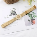 Cintura intrecciata beige boho con fibbia rotonda, presentata su una rivista in stile naturale - Beige