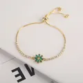 Detail of sunflower crystal bracelet with green drop-shaped gemstones and sliding clasp - Green Flower