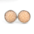Gros plan sur les boucles d'oreilles druzy en résine 12mm aux cristaux roses et champagne - Rose Champagne Druzy (14)