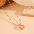 Dettaglio collana a catena serpente dorata con ciondolo esagonale, gemma rosa e cristalli - Collana con Diamanti Rosa Oro