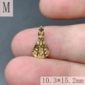 Detalle macro de un colgante Virgen María de oro de 18k de 10,3x15,2mm para joyas DIY - Estilo M