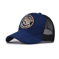 Vista lateral de la gorra trucker azul oscuro con bordado de águila y malla transpirable - Ajustable / Azul marino