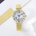 Nahaufnahme der goldenen Quarzuhr mit großen Ziffern und dehnbarem Armband auf Weiß - Goldenes Gehäuse Weißes Zifferblatt