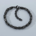 Dettaglio del bracciale bizantino nero con chiusura a moschettone e catena regolabile - Nero (KB205913-ZGC)