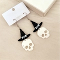 Detalle de pendientes de Halloween con sombrero de mago negro y calavera blanca en cartón - Calavera de Sombrero de Bruja