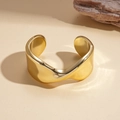 Detailansicht eines klobigen goldenen Armreifs mit wellenförmigem offenem Design - Gold - Gedreht
