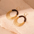 Detalle de pendientes de aros dorados multicapa con envoltura de tela marrón oscuro - Ganchos de Oreja Dorados de Círculos Multicapa / Dorado