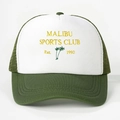 Detalle del bordado Malibu Sports Club en la gorra trucker de malla blanca y verde - Talla única / Blanco & Verde Oliva