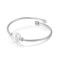 Brazalete ajustable de cable de acero plateado con una perla blanca central - Color Acero (KB116539-KFC)