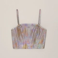 Dettaglio del top olografico metallizzato con accessorio stella a croce e cuciture rifinite - XS / Dreamland Iridescente