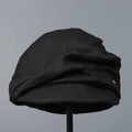 Dettaglio cappello newsboy nero in lino con trama materica e piccolo emblema in metallo - M (56-58cm) / Nero