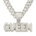Makroaufnahme einer silbernen Panzerkette mit diamantbesetztem QUEEN-Anhänger - Silberner Buchstabe Mit Panzerkette