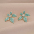 Elegantes pendientes de flor verde azulado con bordes dorados y perla en terciopelo - Azul lago