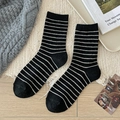 Wollsocken mit klassisch schwarz-weißen Querstreifen im modischen Retro-Design für Damen - Einheitsgröße / Schwarz