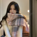 Sciarpa a scacchi rosa e grigia con nappe in morbido mohair per un look invernale - Quadri Rosa Grigio