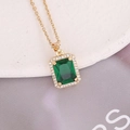 Makroaufnahme einer Smaragdschliff-Halskette mit Zirkonia-Pavé-Halo und Goldkette - 1# Grüne Halskette