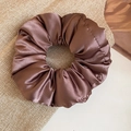 Chouchou classique en satin marron café foncé avec un design plissé élégant - Chouchou Soyeux Café Foncé (47#)