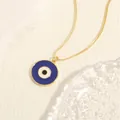 Detailansicht der 18K vergoldeten Schlangenkette mit blauem Evil-Eye Emaille-Anhänger - Stil A-Weiße Runde Scheibe