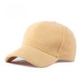 Gros plan de la texture du velours côtelé beige et des coutures sur la casquette de baseball - Jaune Clair